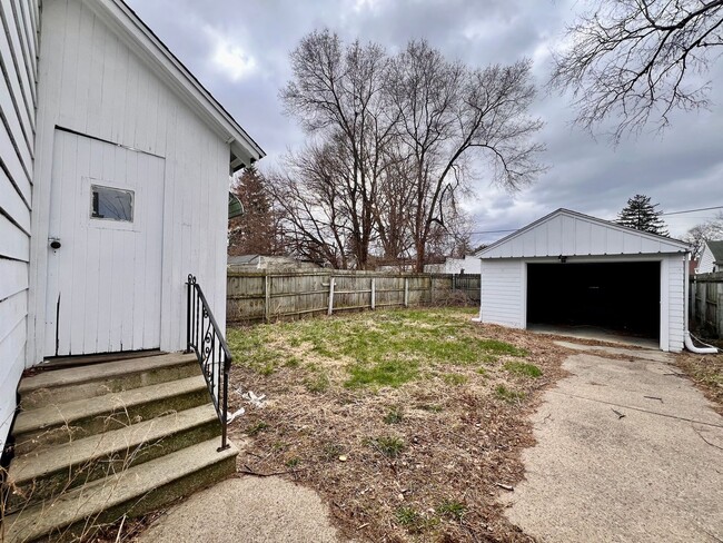 Building Photo - 3 Bedroom House