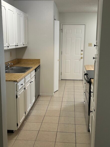 Building Photo - 404 Fox Dr