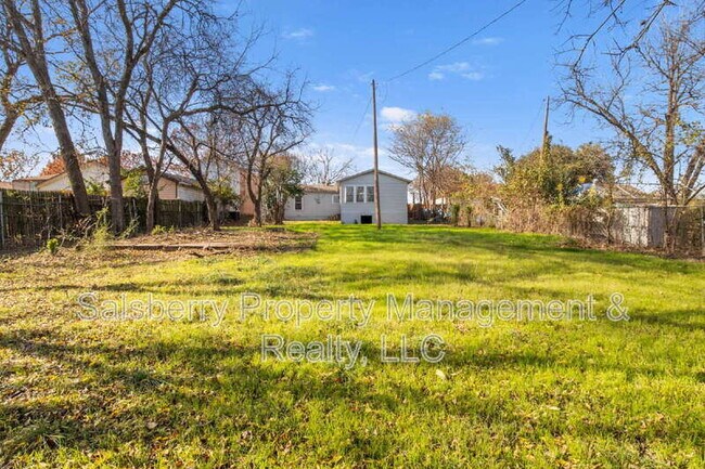 Building Photo - 320 NE 31st St