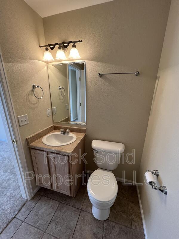 Building Photo - 405 E 5th St