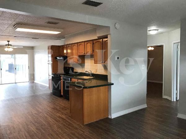 Building Photo - 4707 W Bay Ave