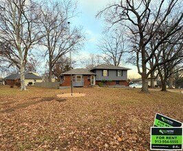 Building Photo - Huge Corner Lot in Grandview!! - 3 Bed / 2 Bath Split-Entry w/ Fenced Yard