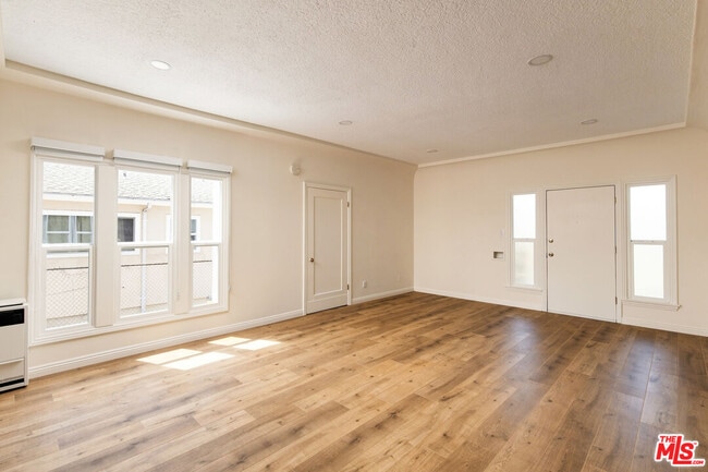 Building Photo - 840 N Fuller Ave