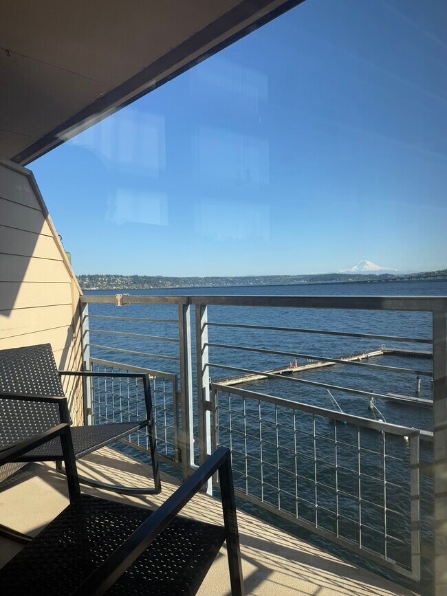 Building Photo - 334 Lakeside Ave S