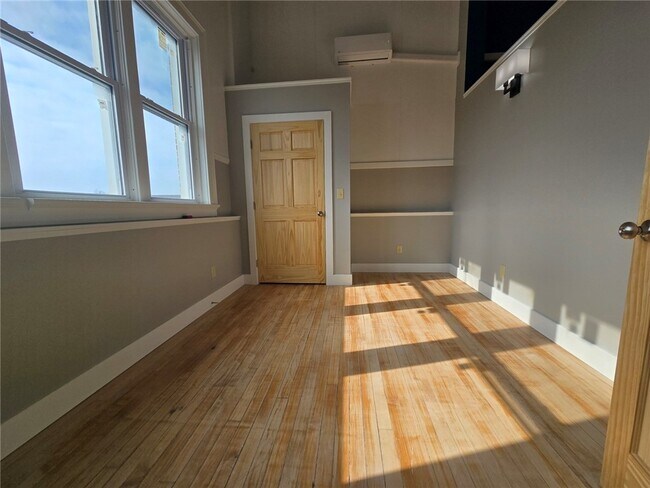 Building Photo - 27 E Main St