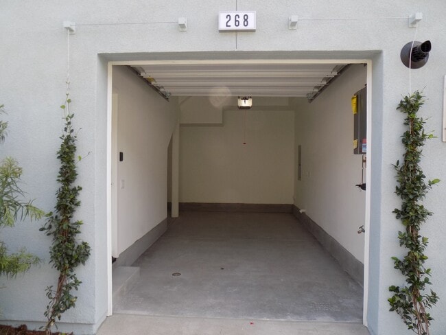 Building Photo - Beautiful 1 Bedroom 1 Bath Condo in Ranch ...