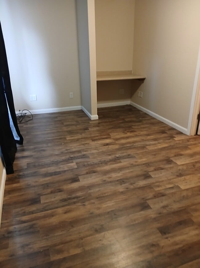 Building Photo - 606 W College St