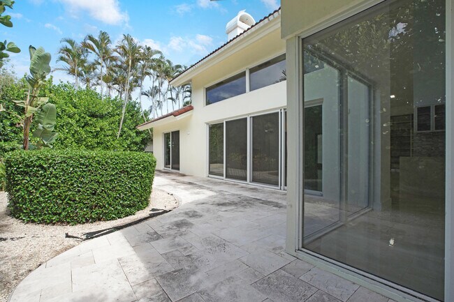 Building Photo - 7351 Valencia Dr