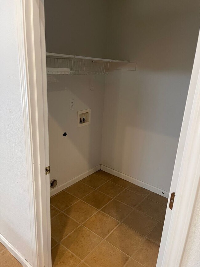 Building Photo - Charming Three Bedroom Pet Friendly Home in Lebanon Or!