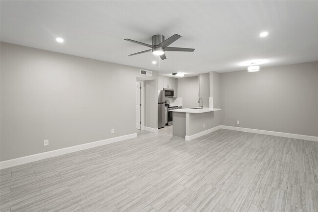 Building Photo - 2101 Fountain View Dr