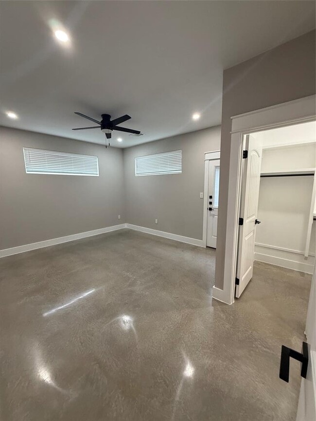 Building Photo - 201 N Vandeveer St