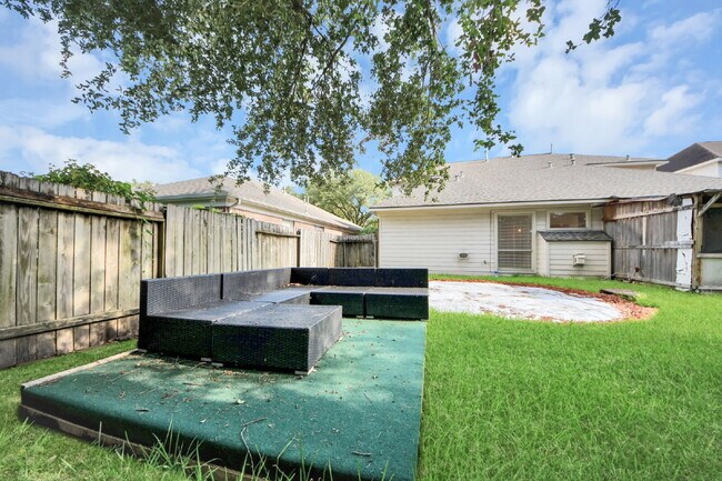 Building Photo - Spacious 4-Bedroom Home with Private Office & Room for Everyone!