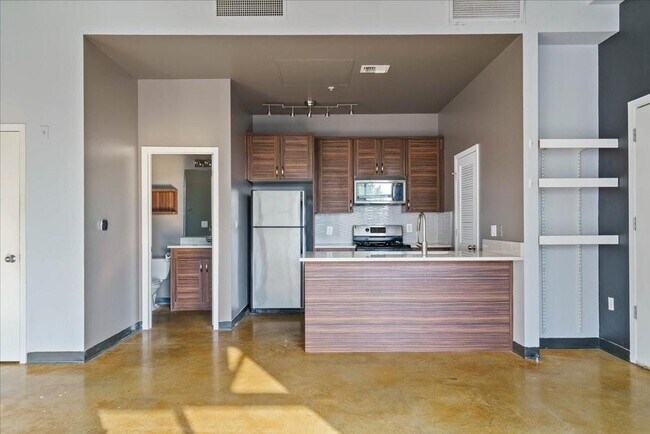 Building Photo - 2401 E 6th St