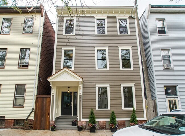 Building Photo - 282 Chelsea St