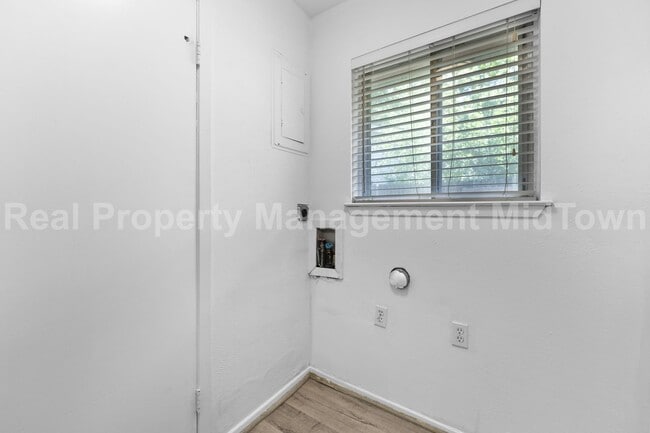 Building Photo - 2827 Blackwood Dr