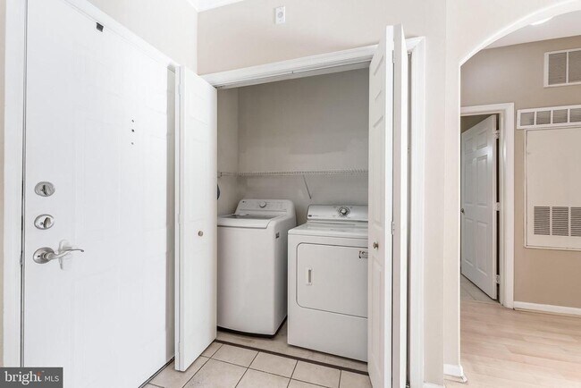 Building Photo - 12954 Centre Park Cir