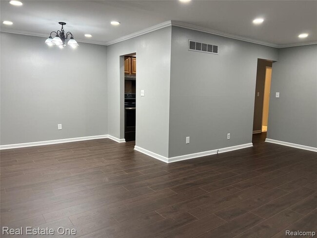 Building Photo - 754 E Fox Hills Dr