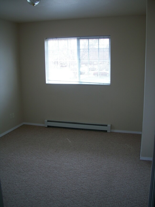 Building Photo - 2 Bedroom 1.5 Bathroom Townhouse