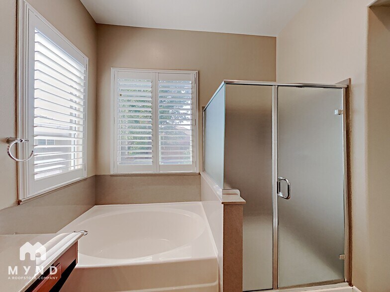 Building Photo - 5757 Meadow Park Dr