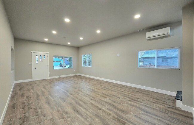 Building Photo - Newly Remodeled 2 Bedroom 1 Bath in Granit...