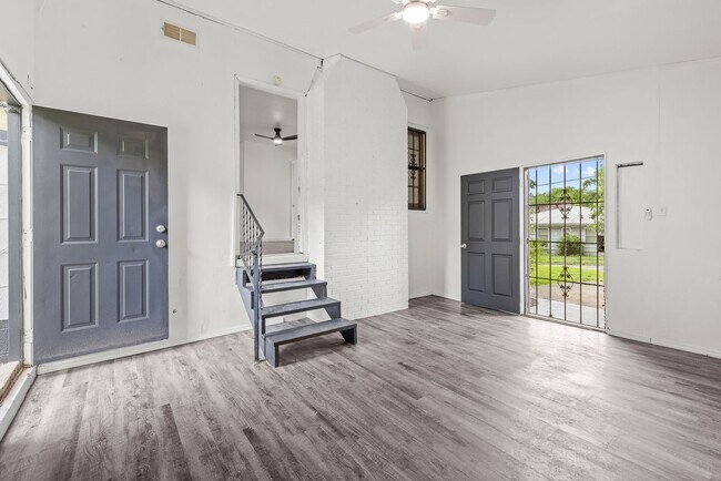 Building Photo - Charming 3 Bedroom, 1.5 Bathroom house