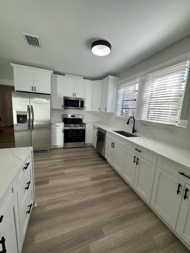 Building Photo - Beautiful 2/2 Bungalow in River Heights!