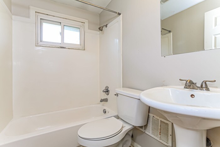 Building Photo - 8585 Sunlight Dr