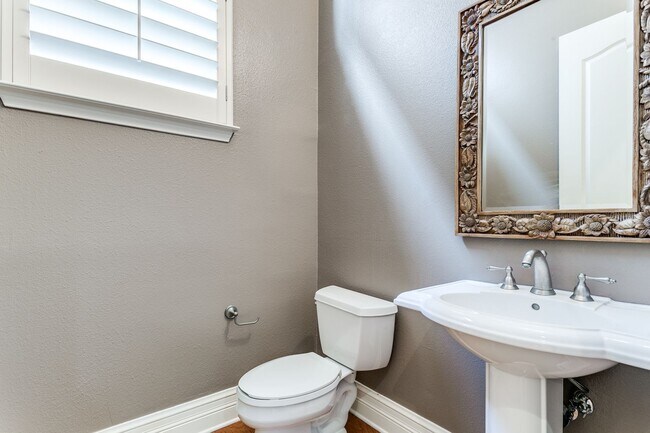 Building Photo - LUXURY 3-BEDROOM TOWNHOME IN ALAMO HEIGHTS