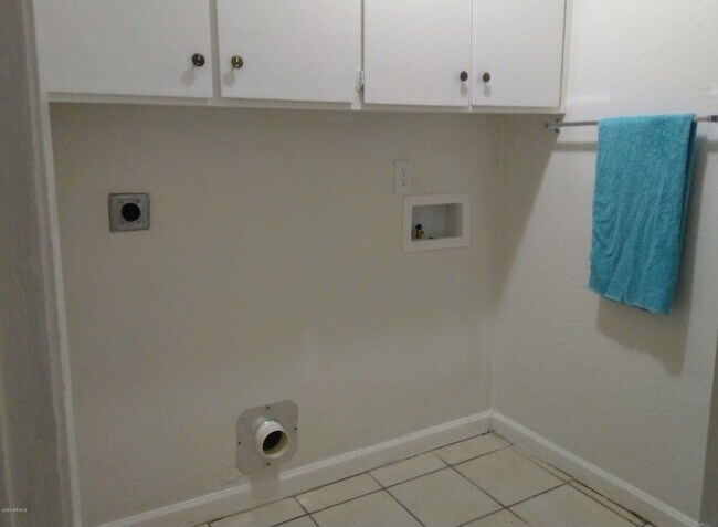 Building Photo - 2133 W Adams St