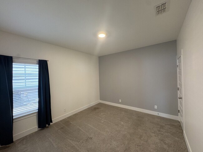 Building Photo - 5823 Bear Trl