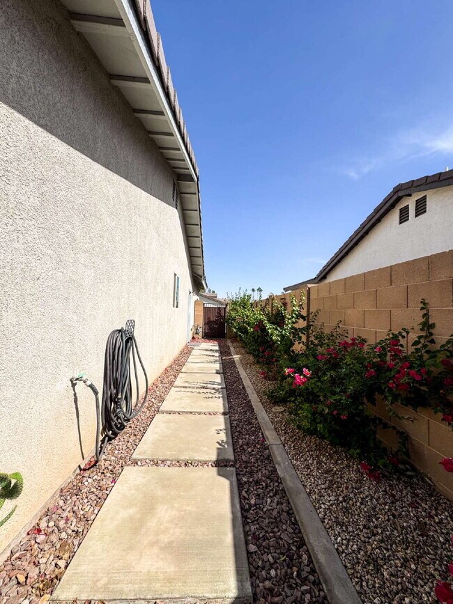 Building Photo - "Spacious 4-Bedroom, 2-Bathroom home in Prime Yuma!"