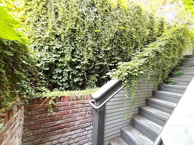 Building Photo - Tastefully remodeled Midtown Sacramento Apartment with Private Backyard Patio!