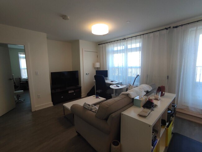 Building Photo - Charming 2 Bedroom