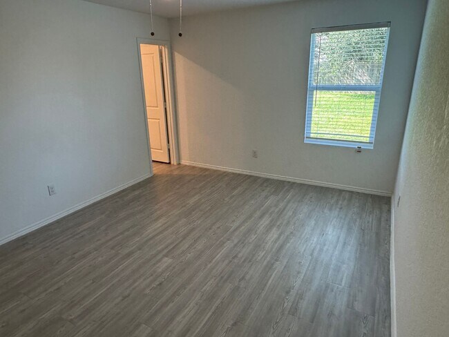 Building Photo - Far west gorgeous townhome ready for move in.