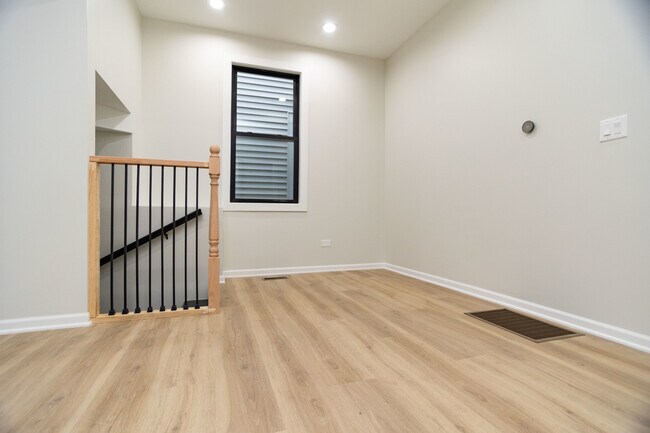Building Photo - 3111 N Oakley Ave