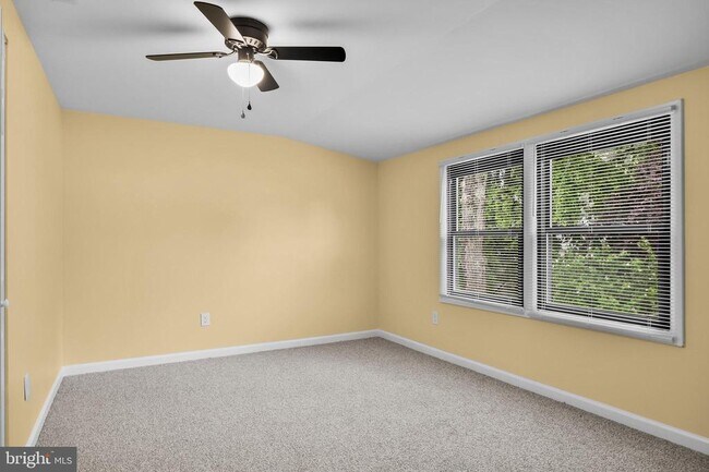 Building Photo - 10 Traynor Ln