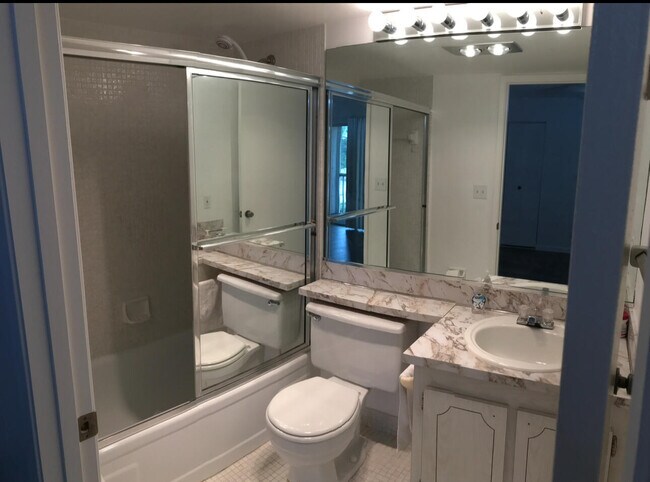 Building Photo - 700 Village Green Ct