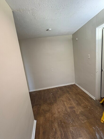 Building Photo - 14 W Victory Dr