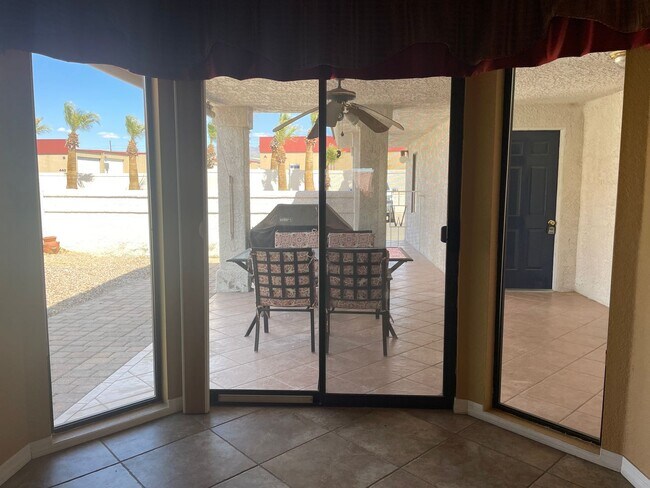 Building Photo - Desirable Windsor Beach Condo! Unfurnished...