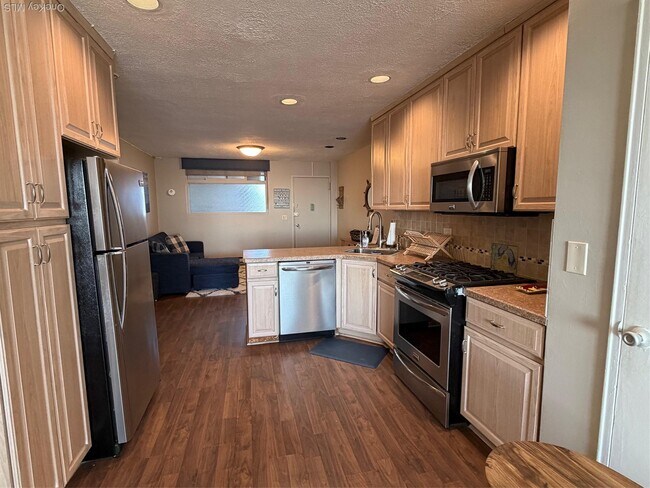 Building Photo - 830 Shore Rd