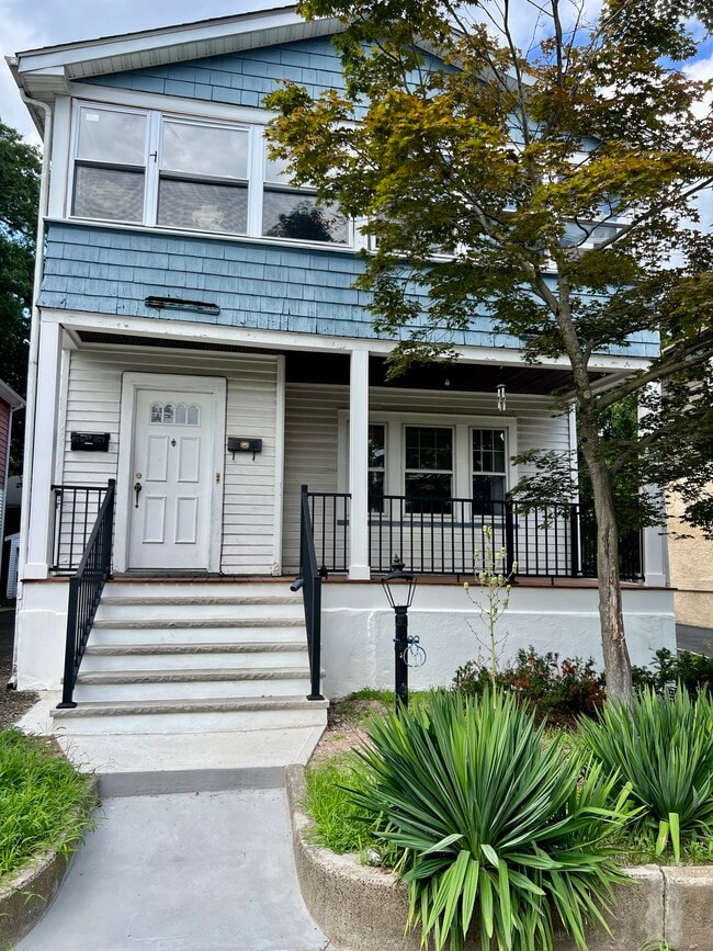 Building Photo - 10 Warman St