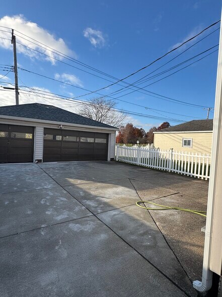 3 car garage - 249 Dunlop Ave