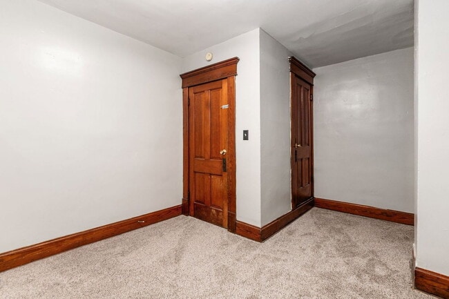 Building Photo - 25 E Blake Ave