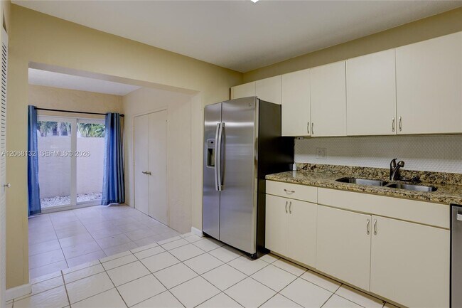 Building Photo - 6659 Via Regina