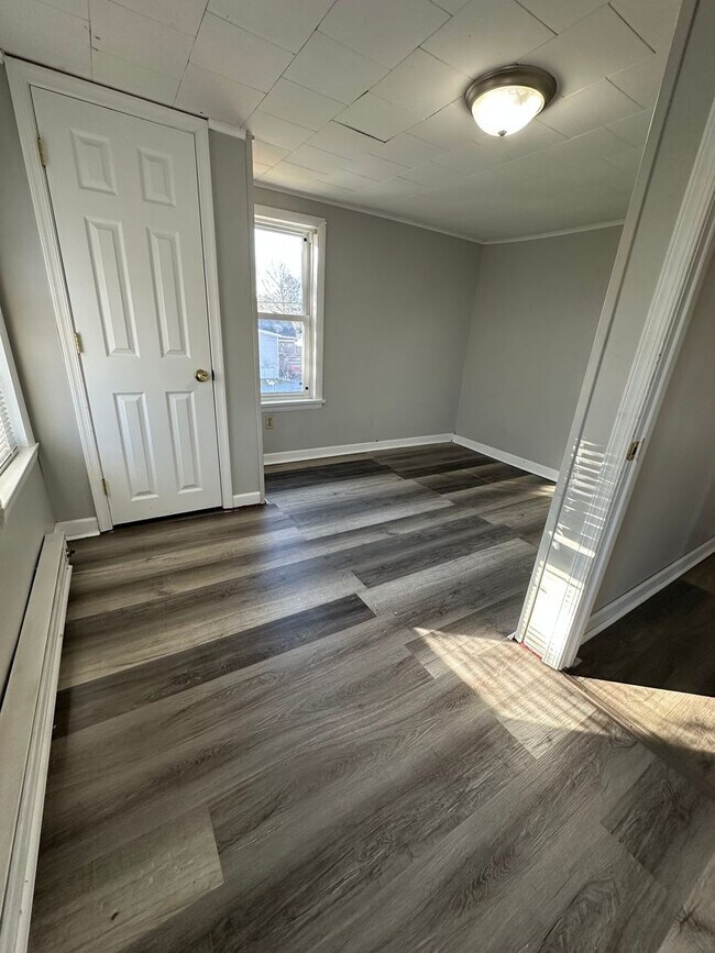 Building Photo - 127 Schoolhouse Rd