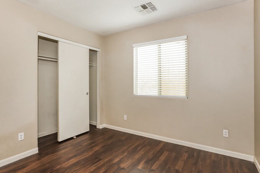 Building Photo - 339 S Travis