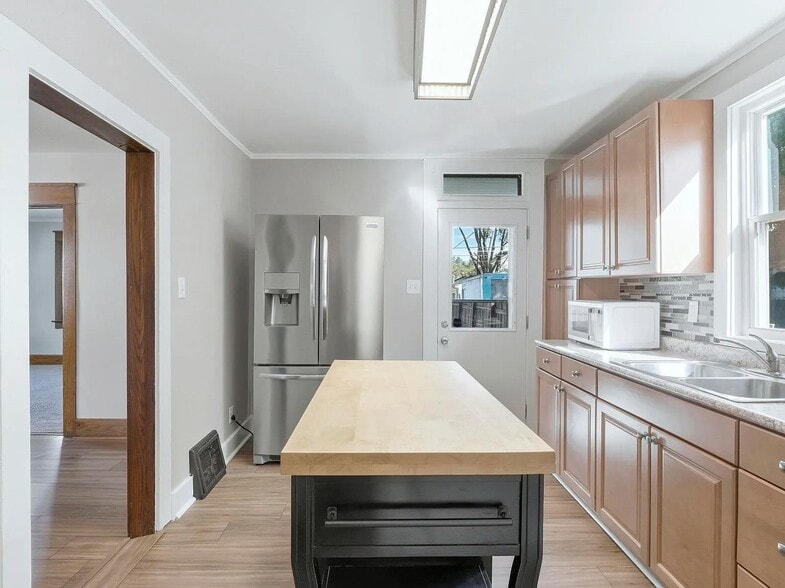 Building Photo - 121 E Branning Ave