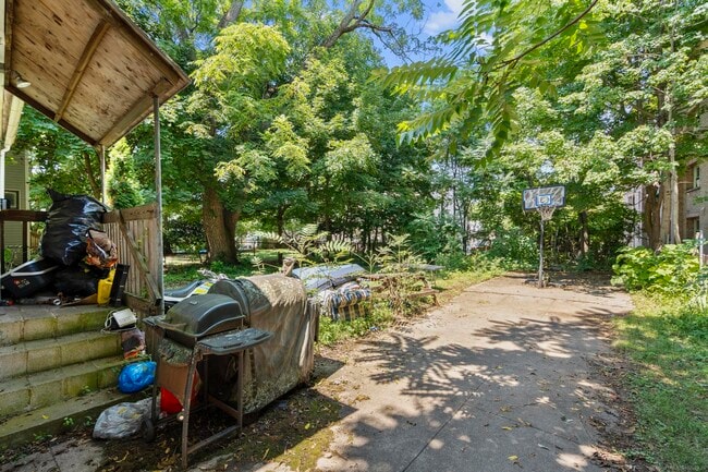 Building Photo - 327 Center St