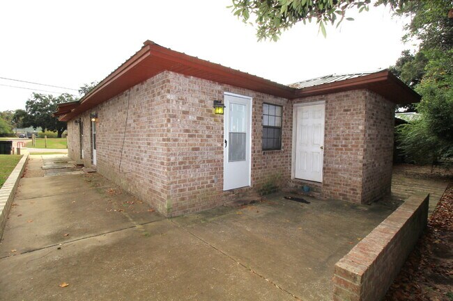Building Photo - North Pensacola 2-Bed, 1-Bath Quadplex – Pet-Friendly, Available 1/6