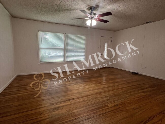 Building Photo - Central Waco Home